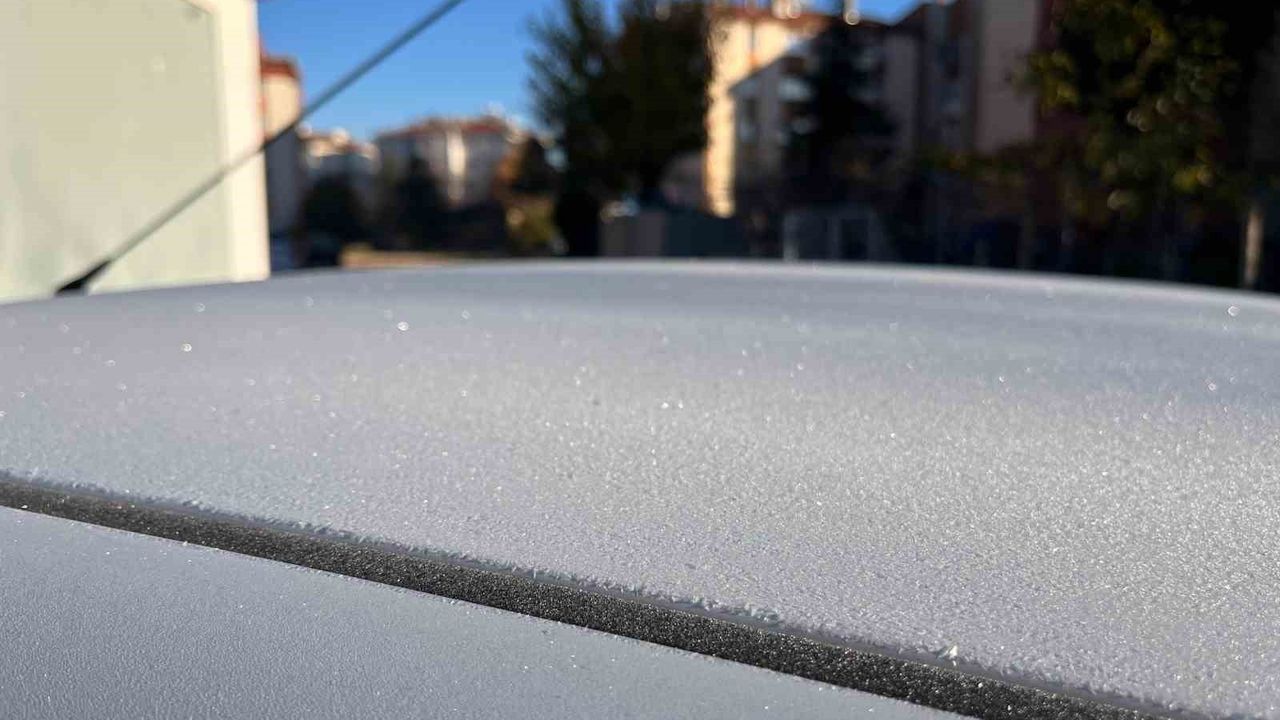 Eskişehir’de sabah kırağı araç camlarını örttü