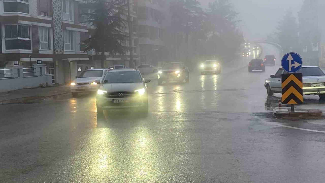 Eskişehir'de Sabah Sisleri Kent Merkezinde İlginç Görüntüler Oluşturdu