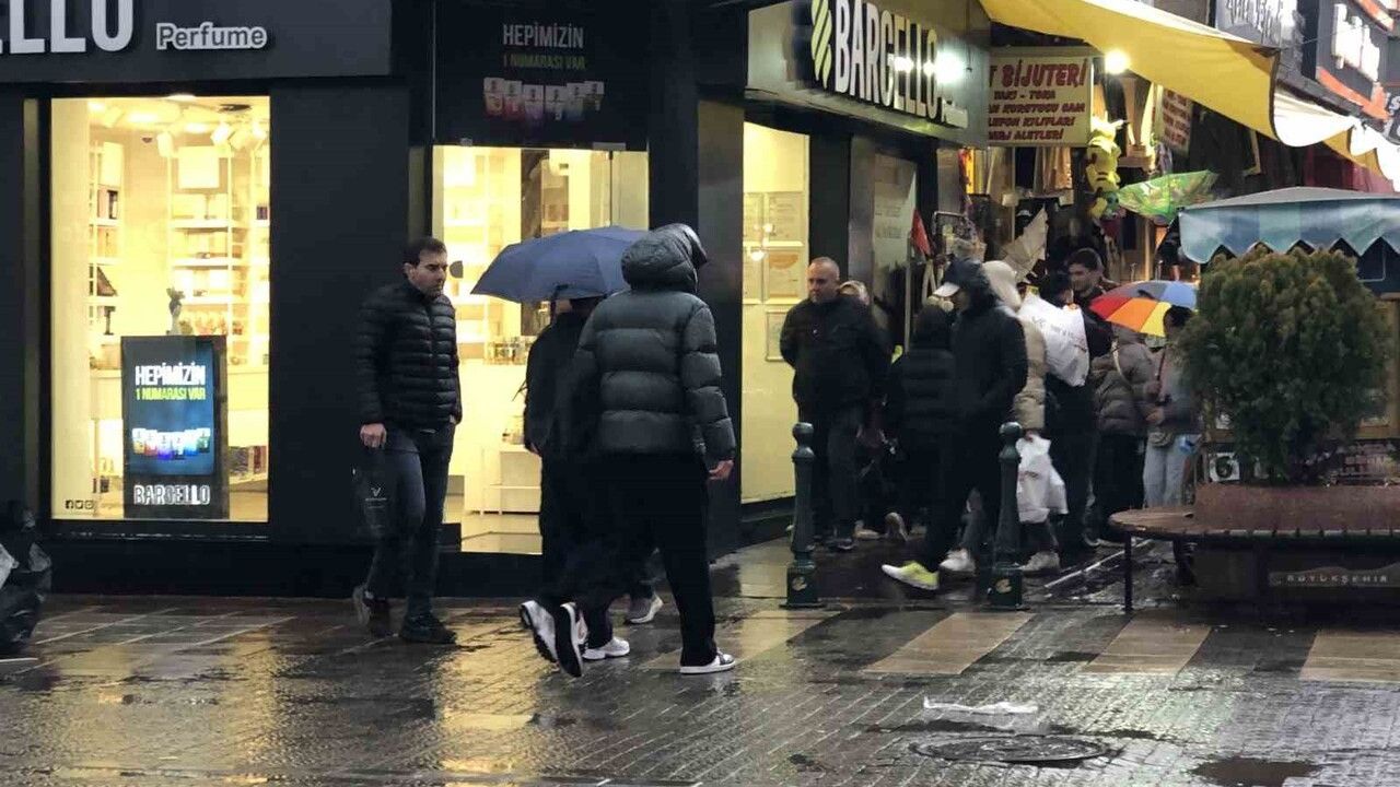 Eskişehir'de sağanak etkili oldu, vatandaşlar tentelere sığındı