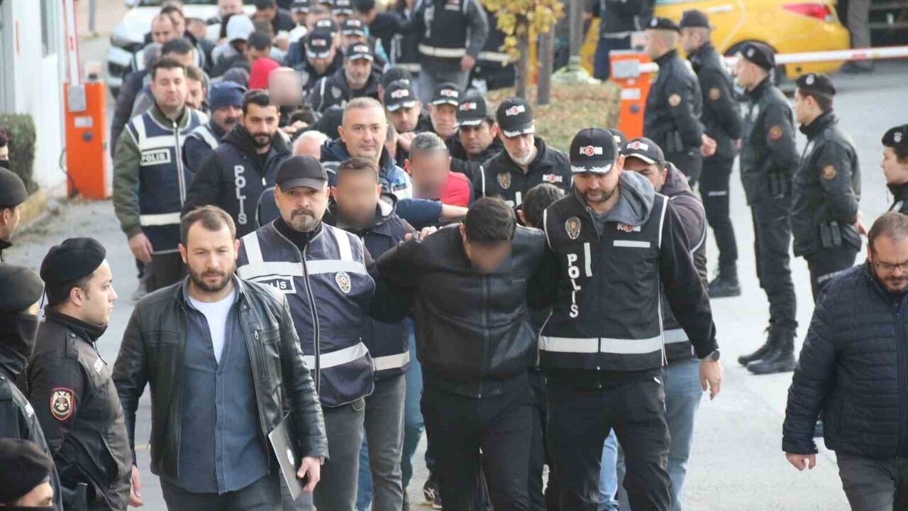 Eskişehir'de silahlı organize suç örgütüne operasyon: 31 şüpheliden 20'si adliyeye sevk edildi