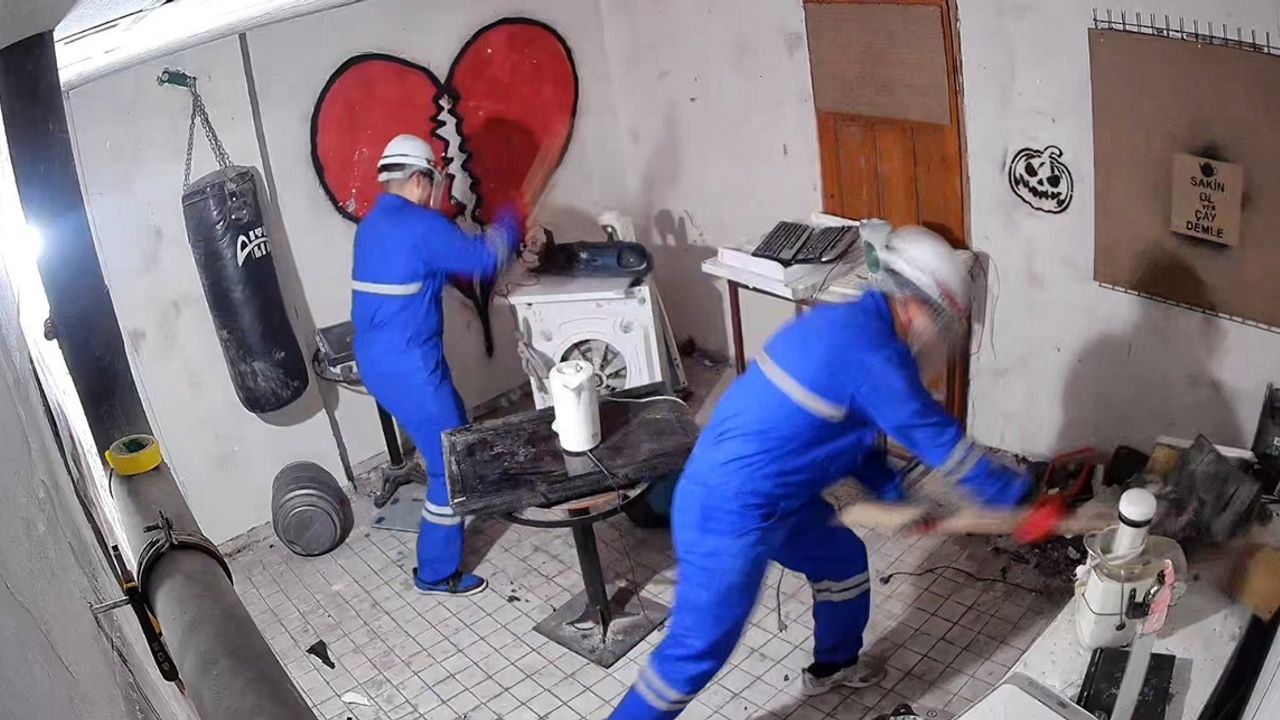 Eskişehir'de 'Stres Evi' ziyaretçilerine eşyaları kırarak rahatlama imkanı sunuyor