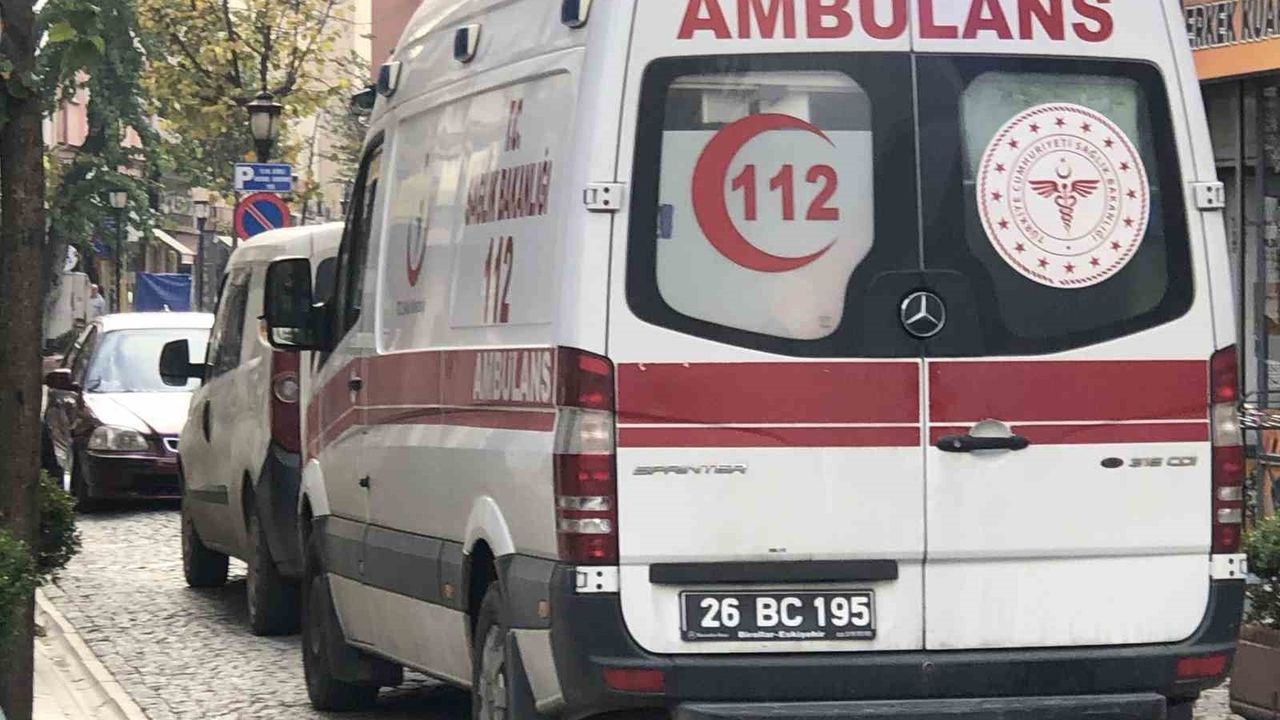 Eskişehir'de ters yönden giren plakasız otomobil ambulansı engelledi