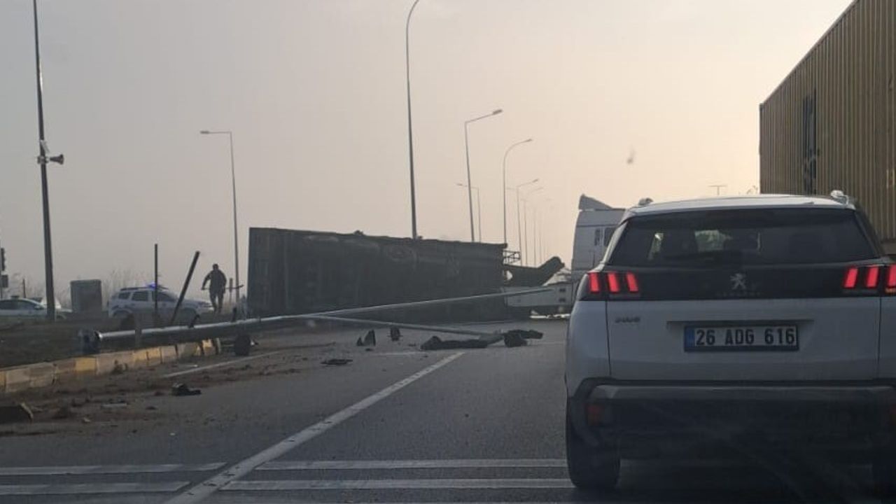 Eskişehir'de Yan Yatan Tır Kavşakta Trafiği Aksattı