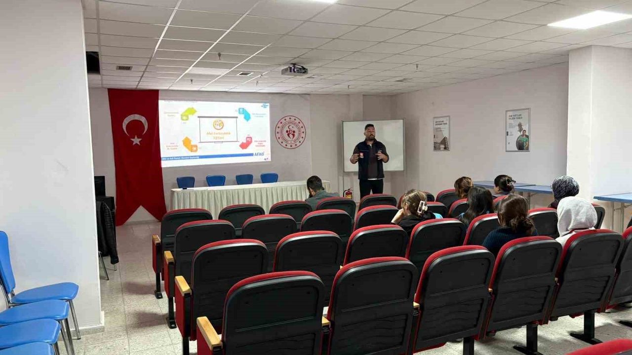 Eskişehir Kız Öğrenci Yurdunda AFAD tarafından afet ve yangın eğitimi