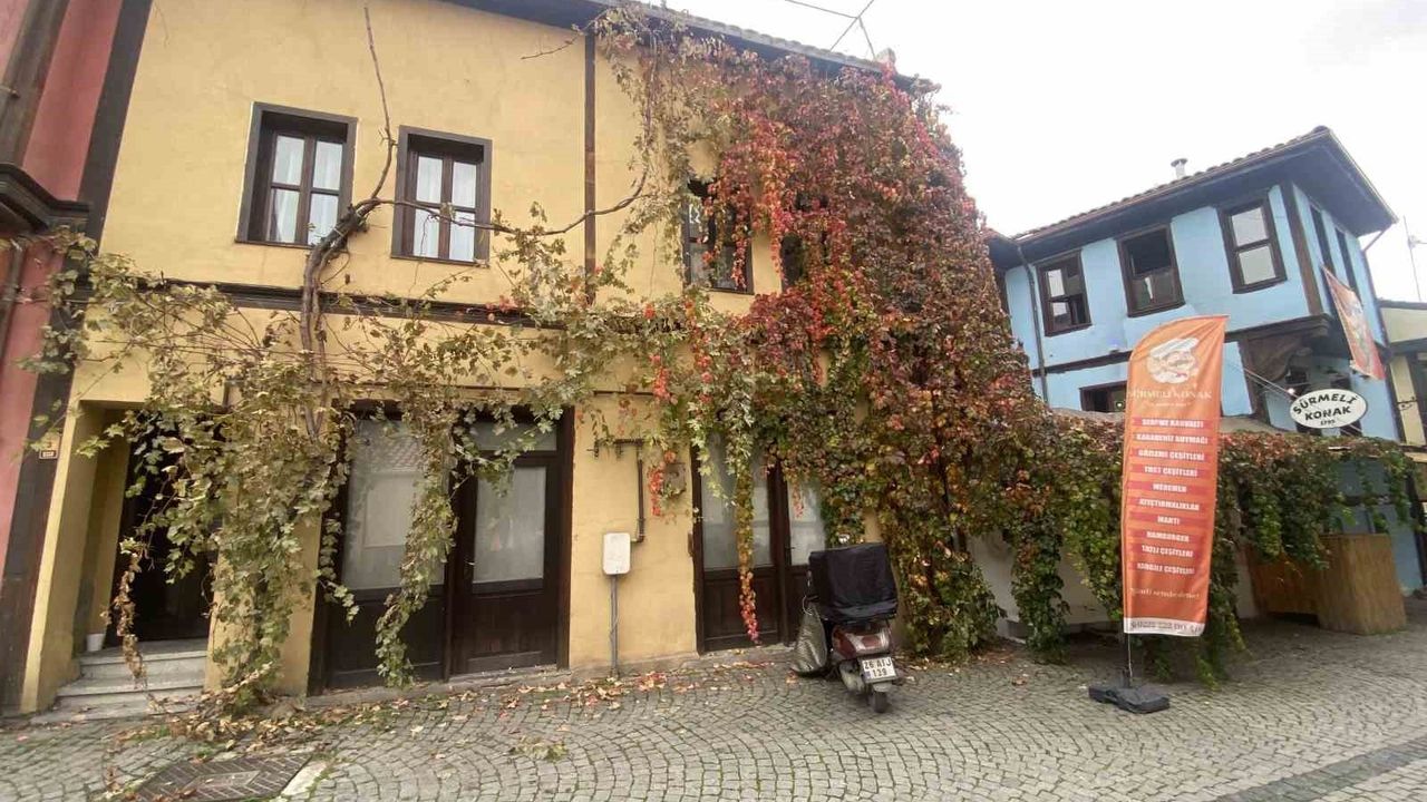 Eskişehir Odunpazarı'nda Sonbahar Yapraklarıyla Kaplı Tarihi Ev Kartpostal Gibi
