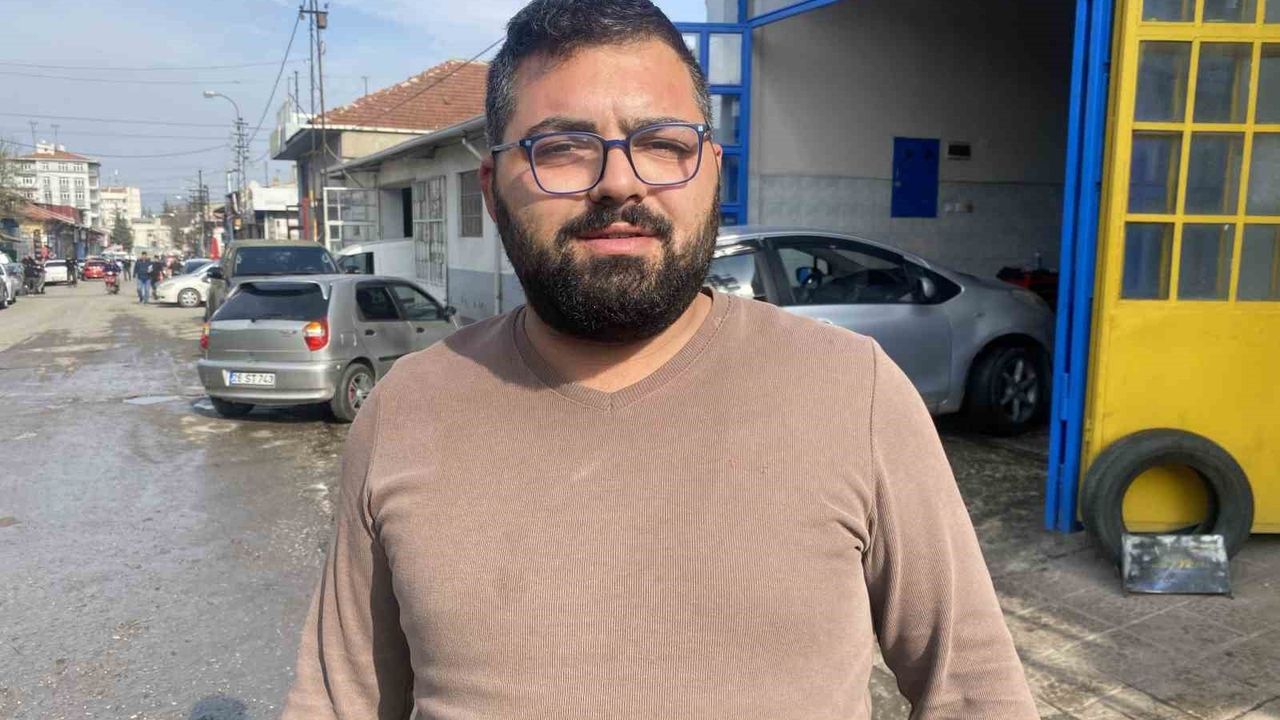 Esnafın çukur şikayeti sırasında su sıçraması kamerada