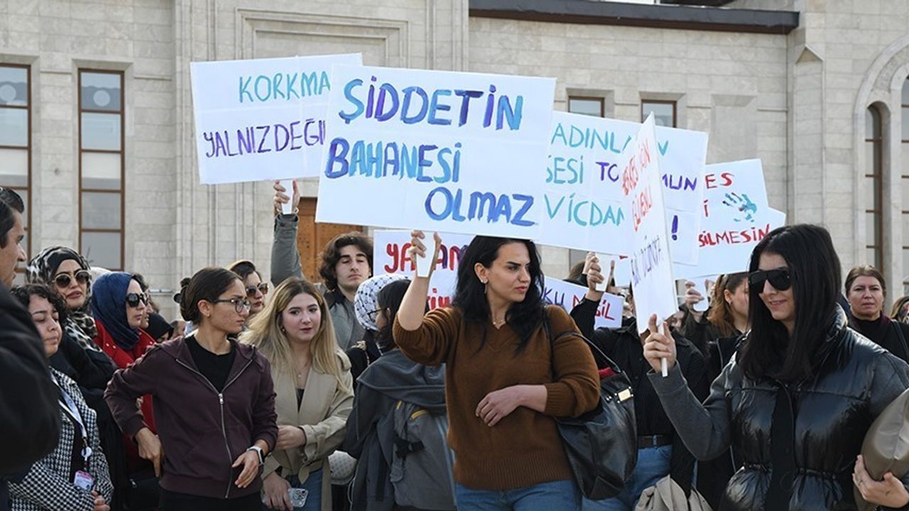 ETÜ'de Nermin Tirit için kadına yönelik şiddete karşı farkındalık yürüyüşü