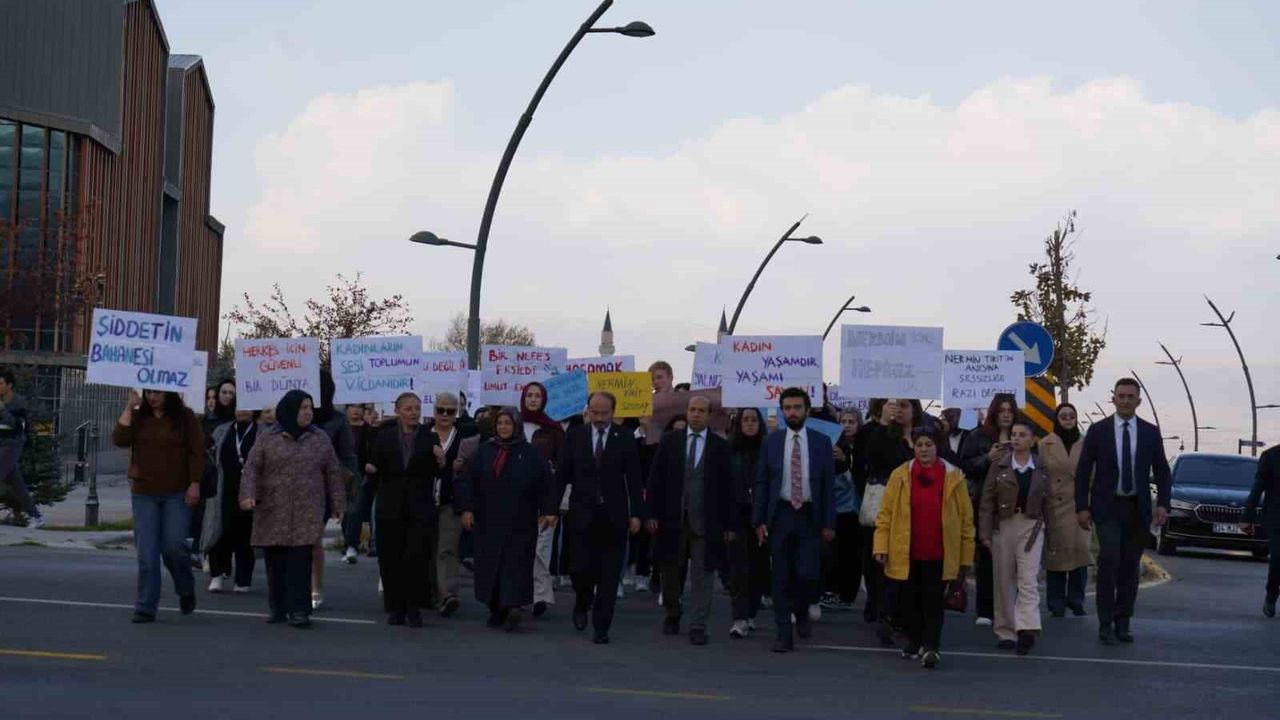 ETÜ kampüsünde Nermin Tirit için kadına yönelik şiddete karşı farkındalık yürüyüşü
