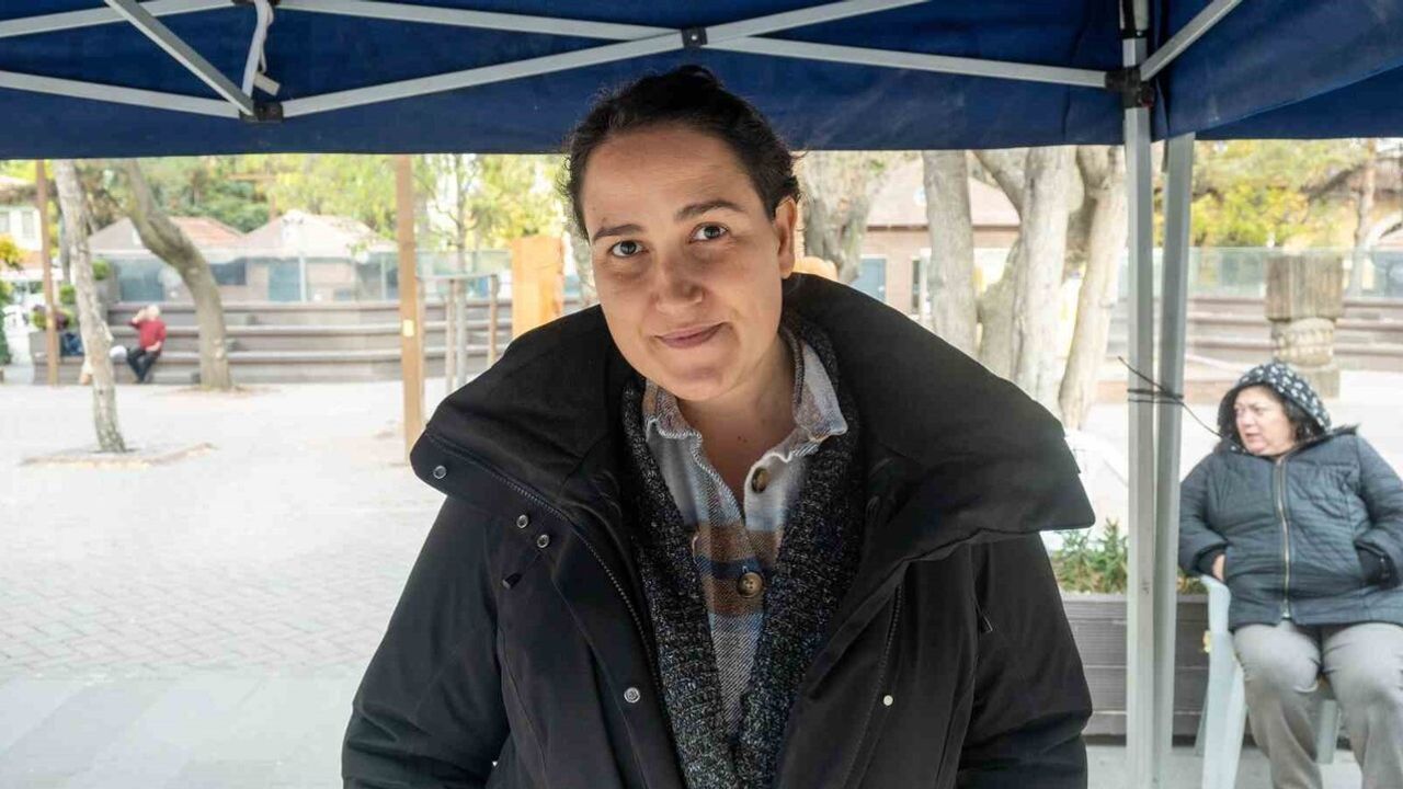 Evindeki Atölyede 3D Kalıplarla Estetik Mumlar Üreten Rabia Çelik