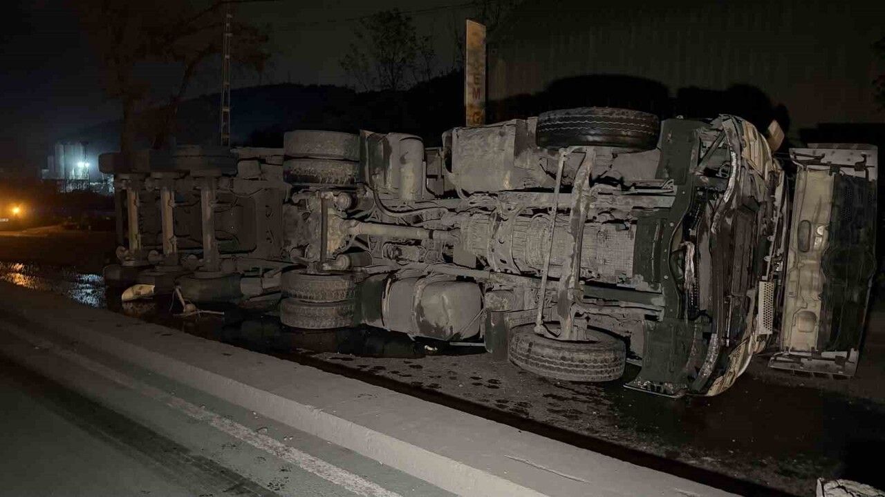 Eyüpsultan'da hafriyat kamyonu devrildi: 1 yaralı