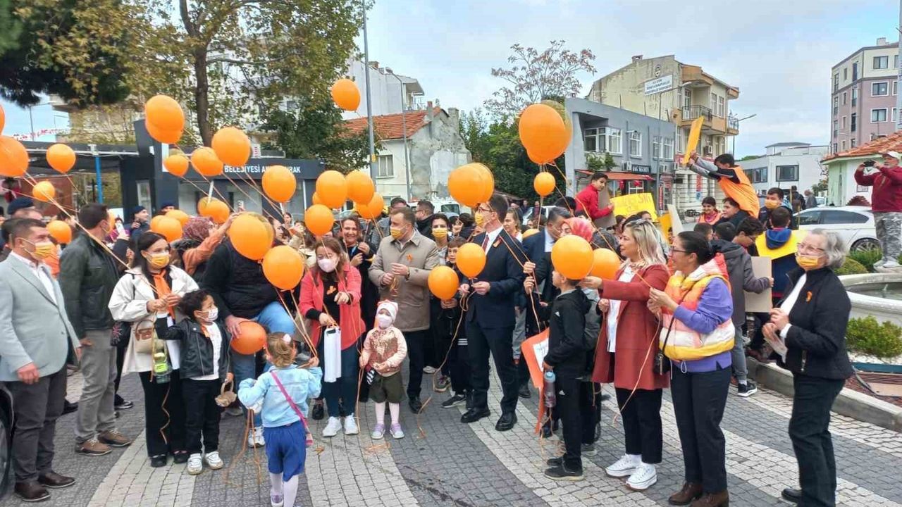 Ezine’de Lösemili Çocuklar Haftası Yürüyüşü Düzenlendi