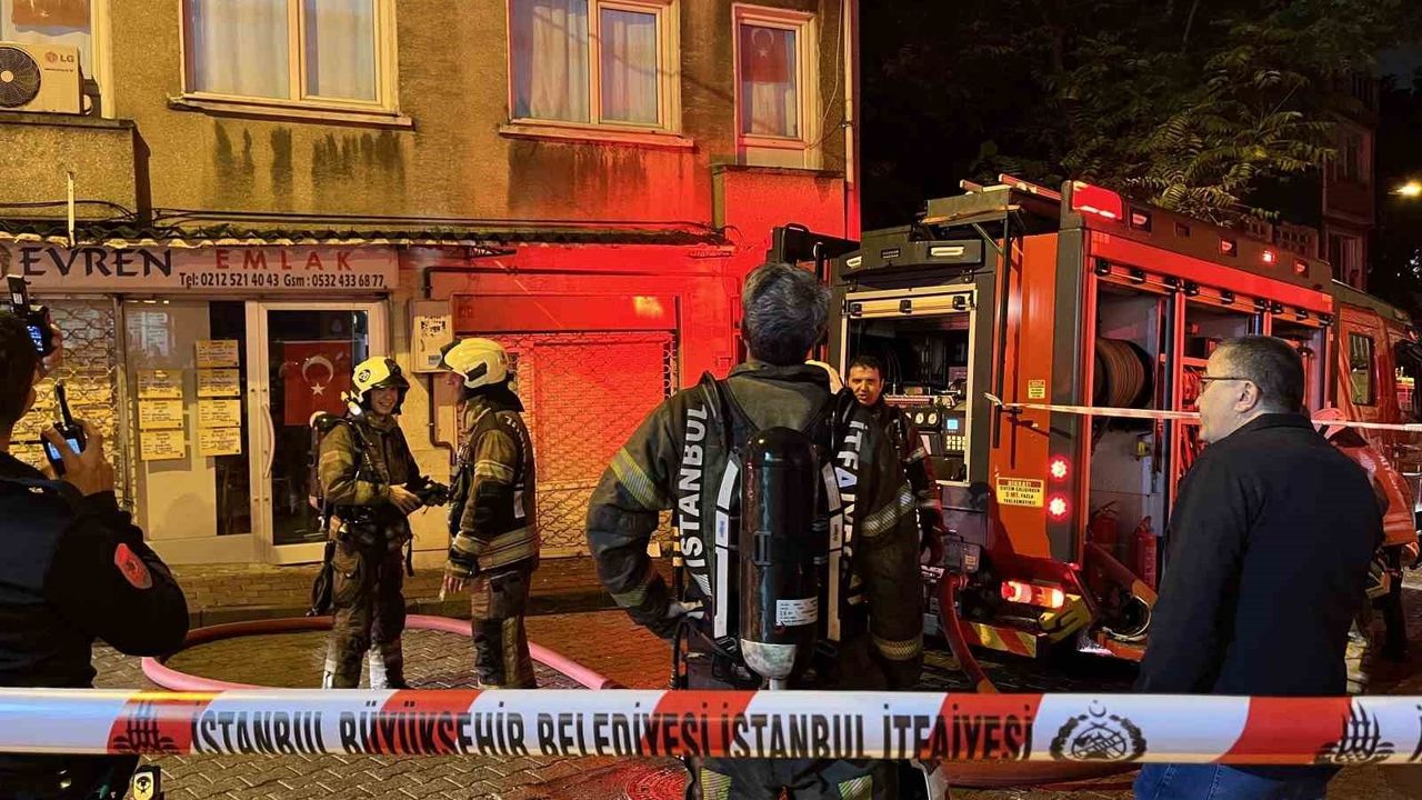 Fatih'te 3 Katlı Binanın Çatısında Korkutan Yangın