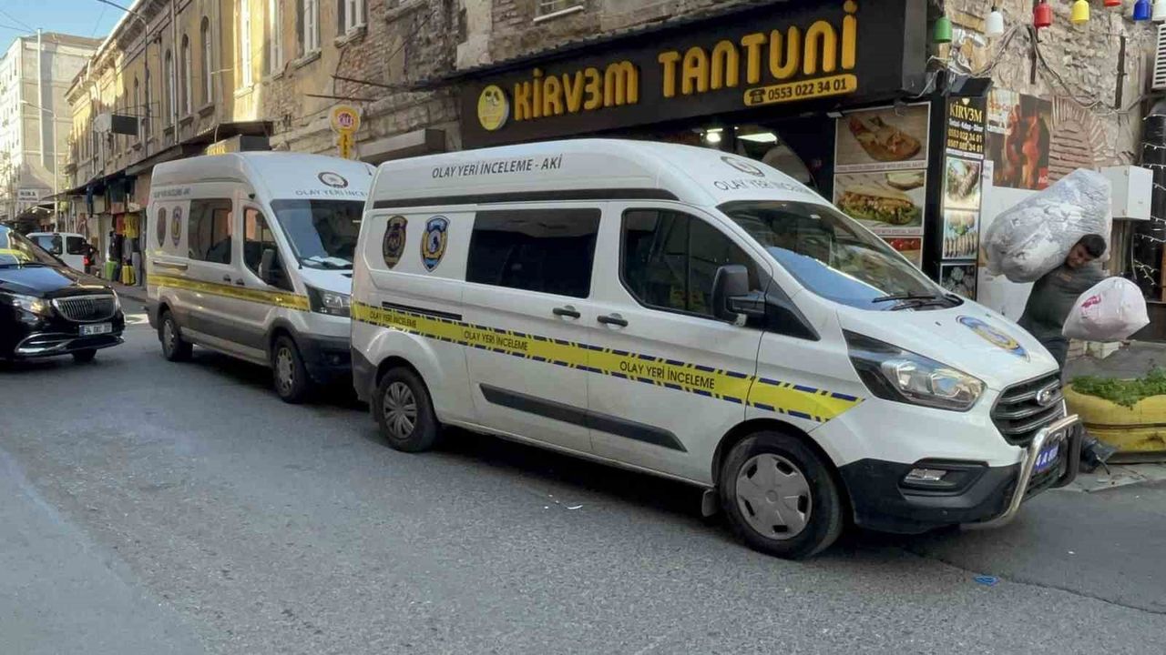 Fatih'te otelde 2 turist rahatsanıp hastaneye kaldırıldı