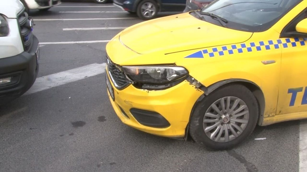 Fatih'te taksi ile motosiklet çarpıştı: Sürücü yola savruldu