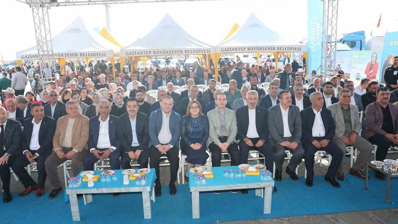 Fatma Şahin Nizipli çiftçilerle mazot desteği töreninde buluştu