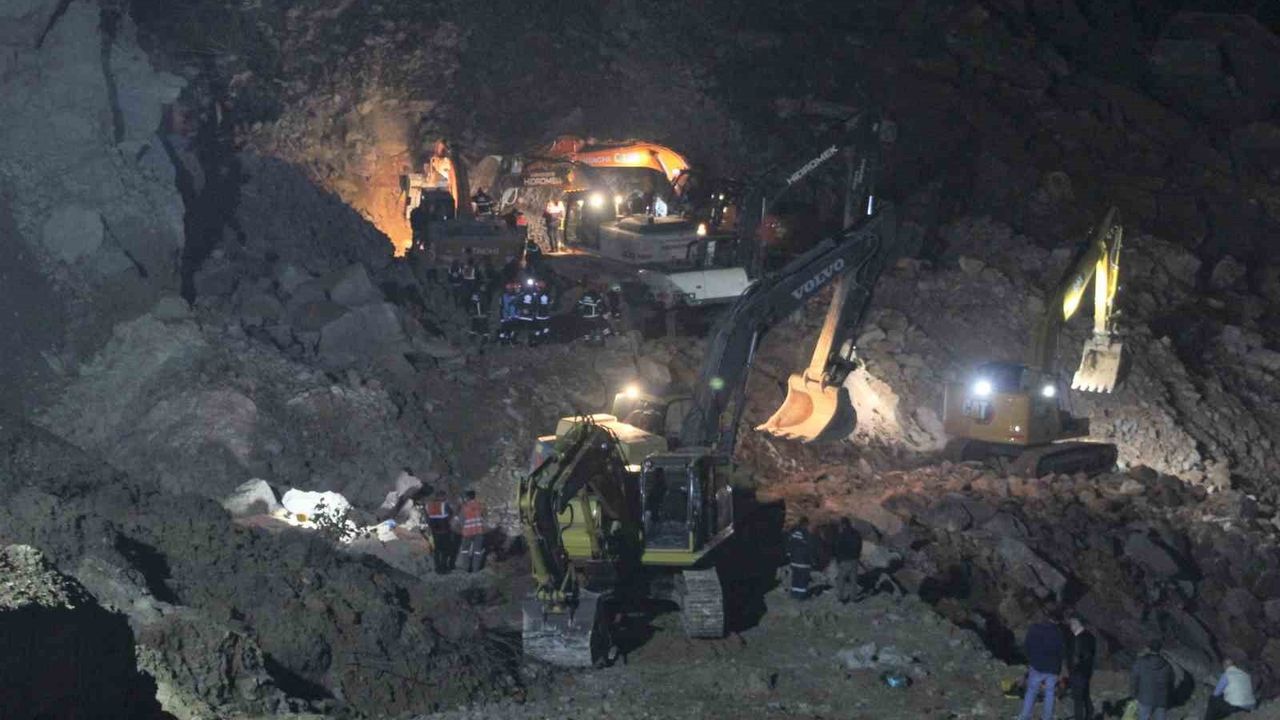 Fatsa Sefaköy'de heyelan: 75 yaşındaki işçi enkaz altında