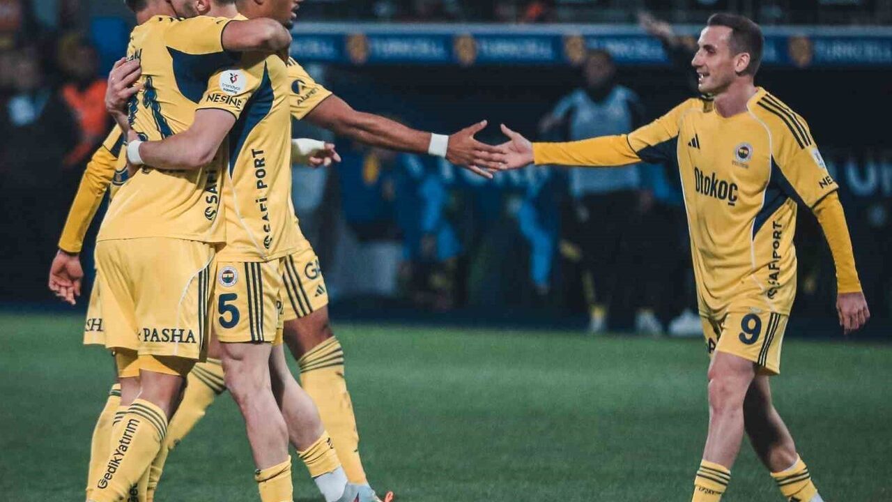 Fenerbahçe, Çaykur Rizespor'u 5-2 mağlup ederek 5 maçlık galibiyet serisini sürdürdü