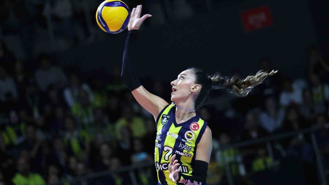 Fenerbahçe derbide Galatasaray'ı 3-2 yenerek 6'da 6 yaptı