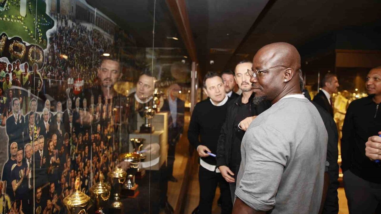 Fenerbahçe efsaneleri derbi öncesi taraftarlarla buluştu