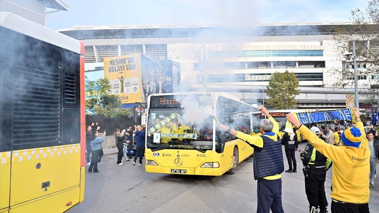 Fenerbahçe Taraftarı Beşiktaş Derbisi İçin Tüpraş Stadı'na Yola Çıktı