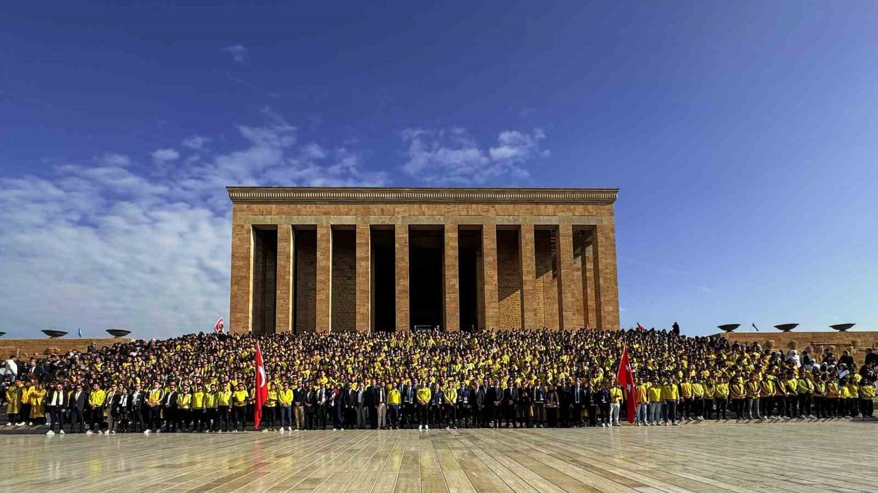 Fenerbahçeli taraftarlar Anıtkabir’i ziyaret etti