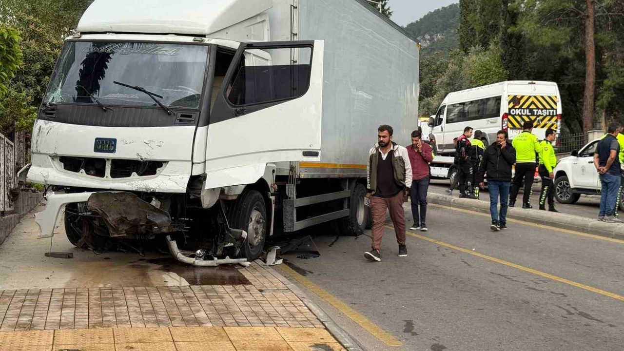 Fethiye’de freni patlayan kamyon öğrenci servisine çarptı