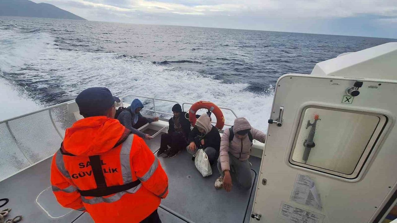 Fethiye Leylek Koyu'nda mahsur kalan 4 düzensiz göçmen kurtarıldı