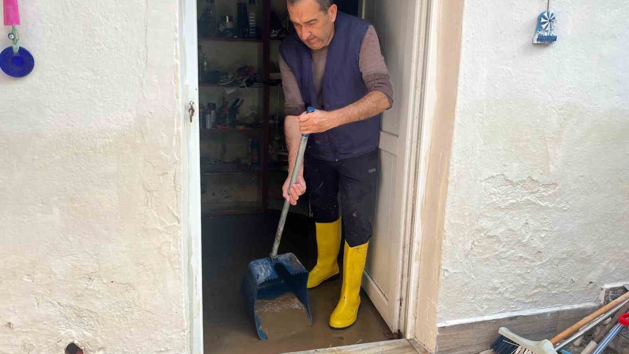 Foça’da sağanak: deniz kırmızıya döndü, cadde ve evler sular altında