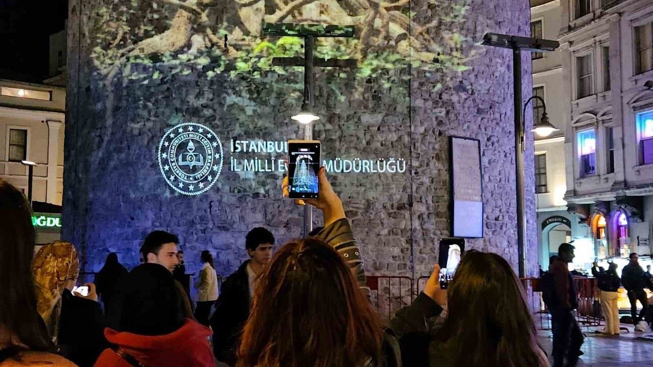 Galata Kulesi'nde 24 Kasım Öğretmenler Günü'ne Özel Görsel Gösteri