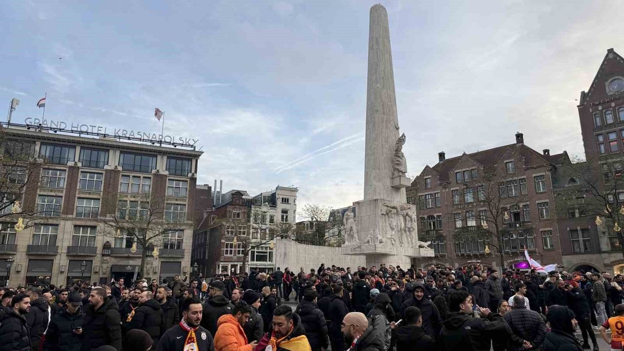 Galatasaray Taraftarları Dam Meydanı'nda Takımlarına Destek Verdi