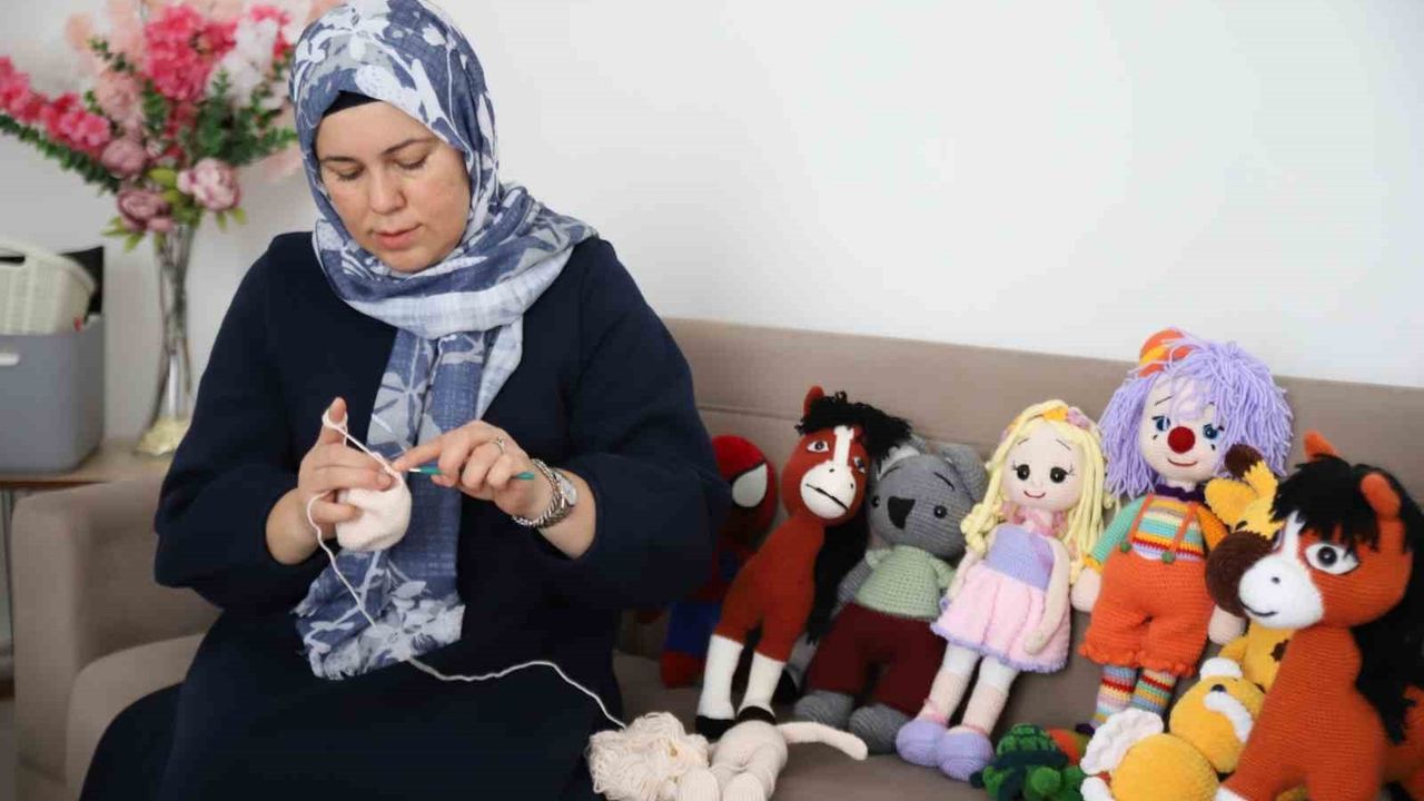Gaziantep’te 34 yaşındaki Ayşe Çalışkan, 6 çocuğuna el emeği oyuncaklarla bakıyor