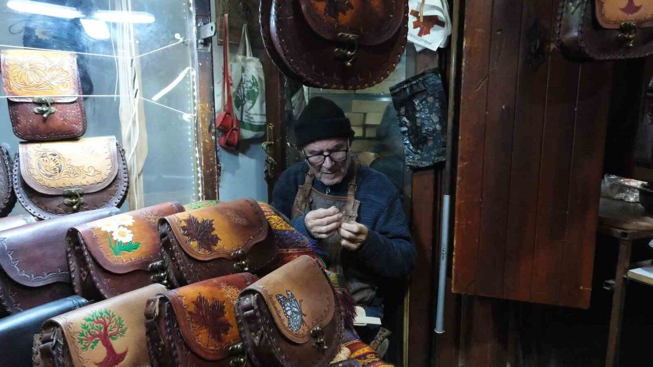 Gaziantep'te 66 Yıldır El İşi Çanta Ustası Tahir Demirci
