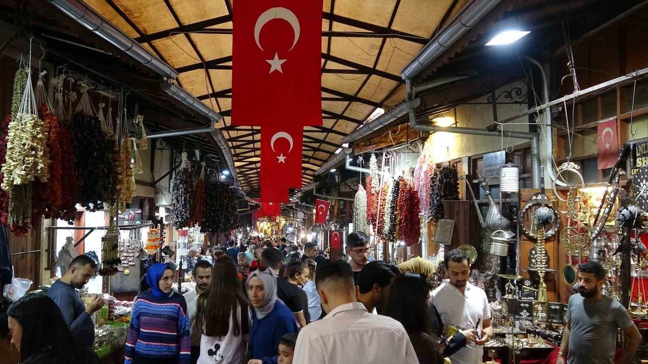 Gaziantep'te Ara Tatil Yoğunluğu: Tarihi Mekanlar Ziyaretçiyle Doldu