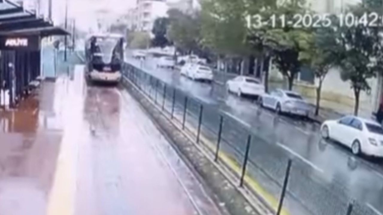 Gaziantep’te hareket halindeki tramvaya yıldırım isabet etti