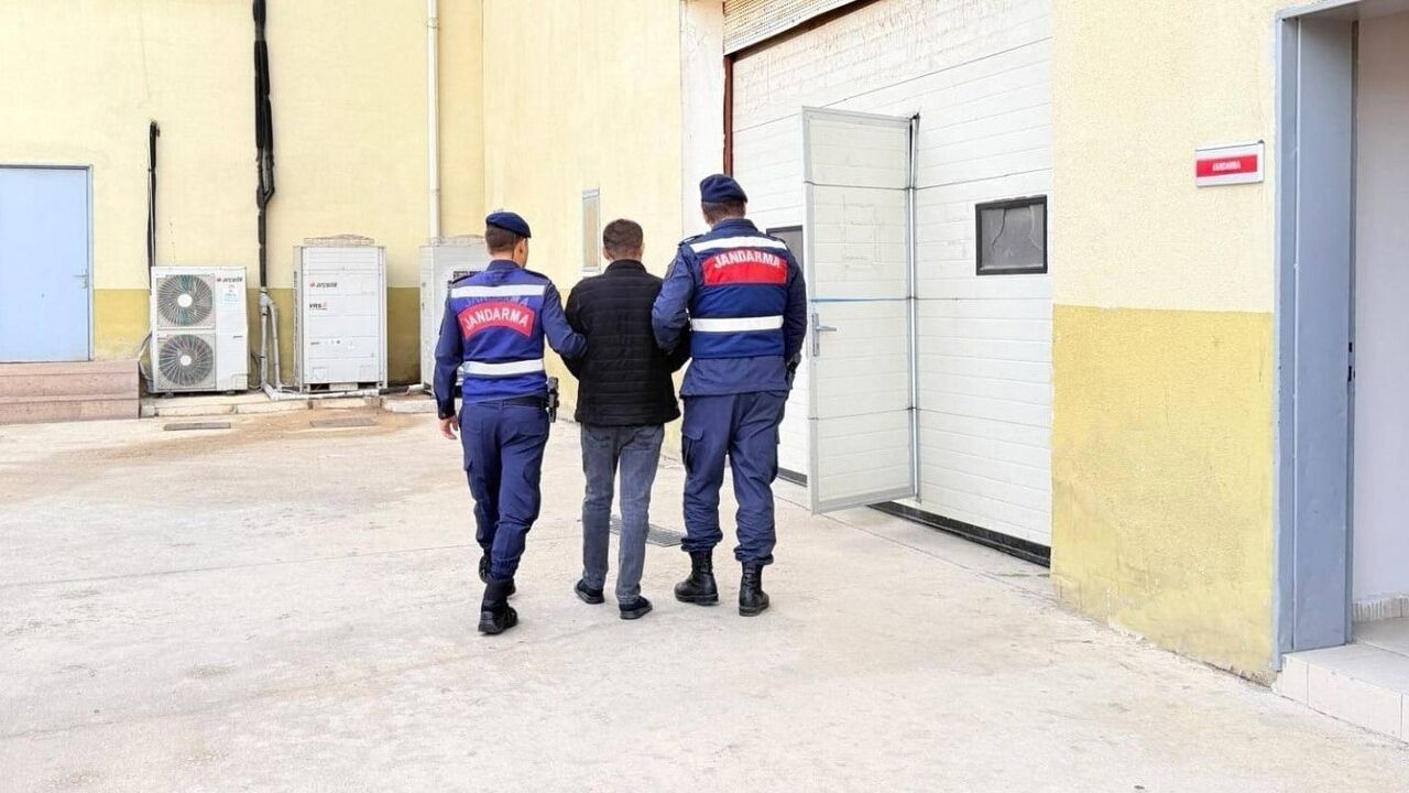Gaziantep'te JASAT, 20 yıl hapisle aranan şahsı Şehitkamil'de yakaladı