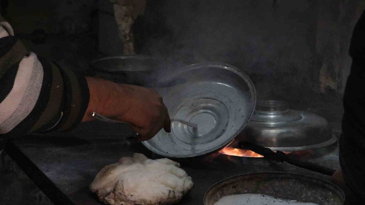 Gaziantep'te kale altı kalaycı ikizler: Soğuk hava mesleğe can verdi