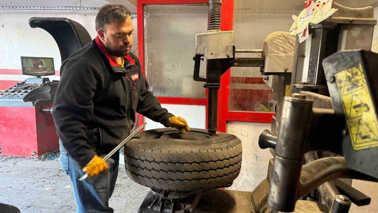 Gaziantep’te kış lastiği yoğunluğu: Sürücüler 15 Kasım için lastikçiye akın etti