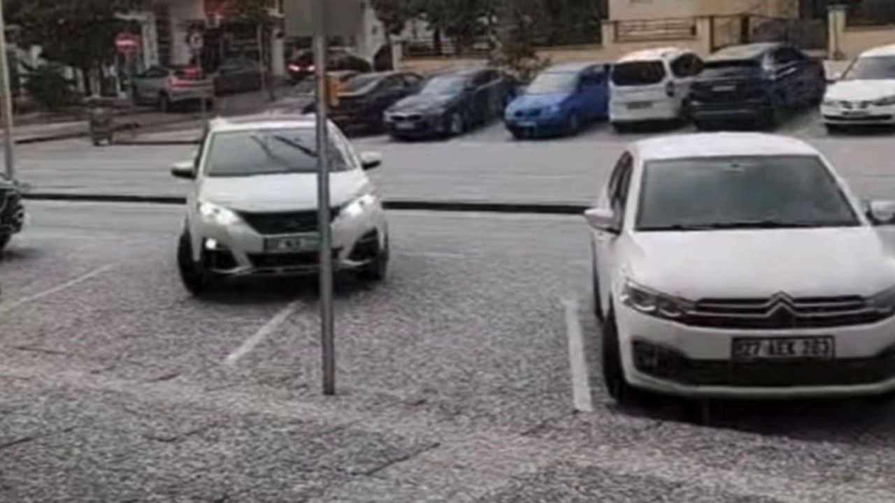 Gaziantep'te kısa süreli dolu cadde ve sokakları beyaza bürüdü