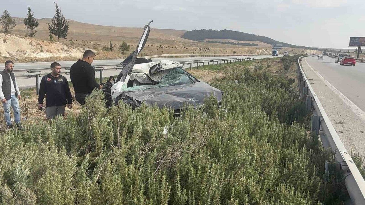 Gaziantep'te otomobil refüje uçtu: 1 ölü, 4 yaralı