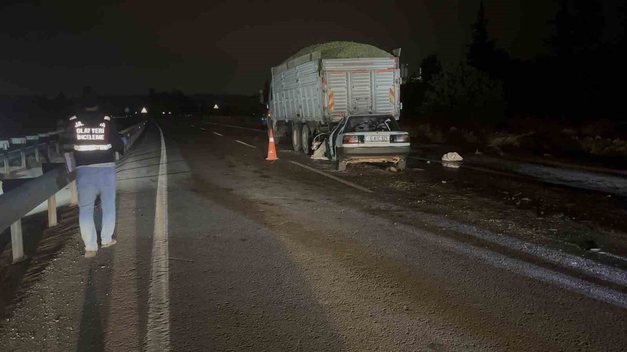 Gaziantep’te silaj yüklü kamyona arkadan çarpan otomobilde 3 kişi hayatını kaybetti