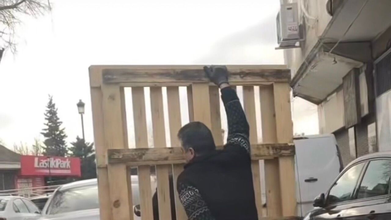 Gaziantep'te tehlikeli yolculuk: motosiklet üzerinde palet taşındı