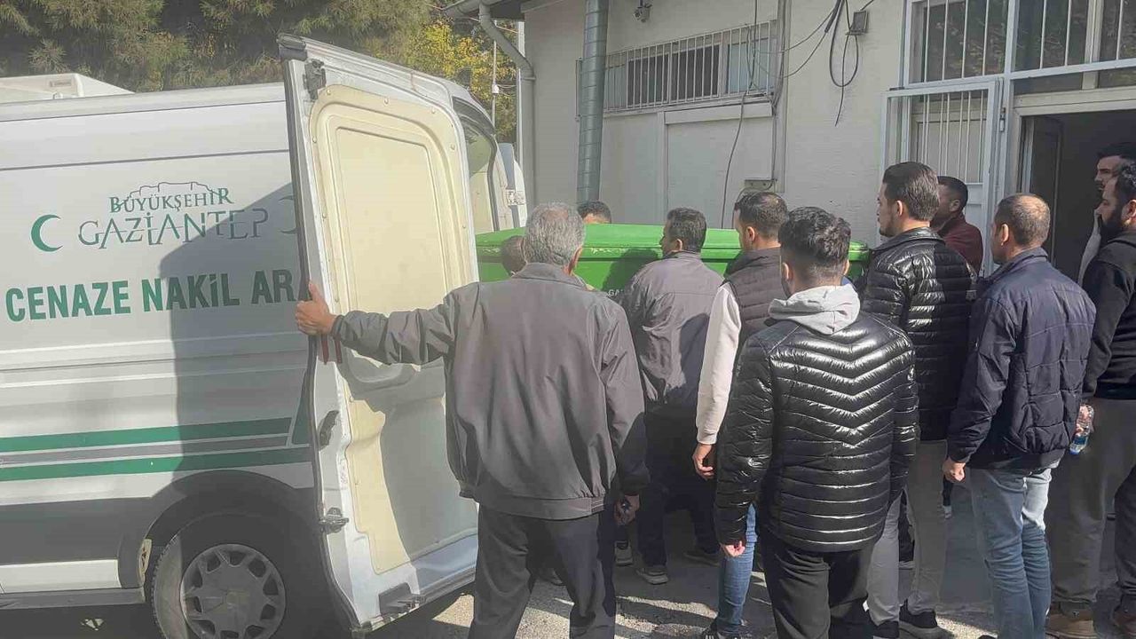 Gaziantep’te Umre dönüşü yakınlarını karşılamaya giderken kaza: 3 ölü