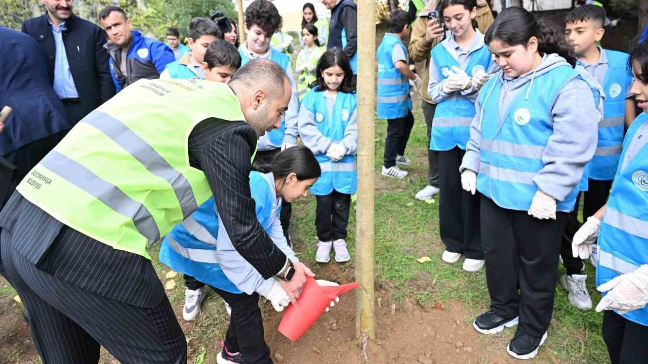 Gaziosmanpaşa’da 350 öğrenci 1 haftada 2 ton atık toplayıp 40 ağacı kurtardı