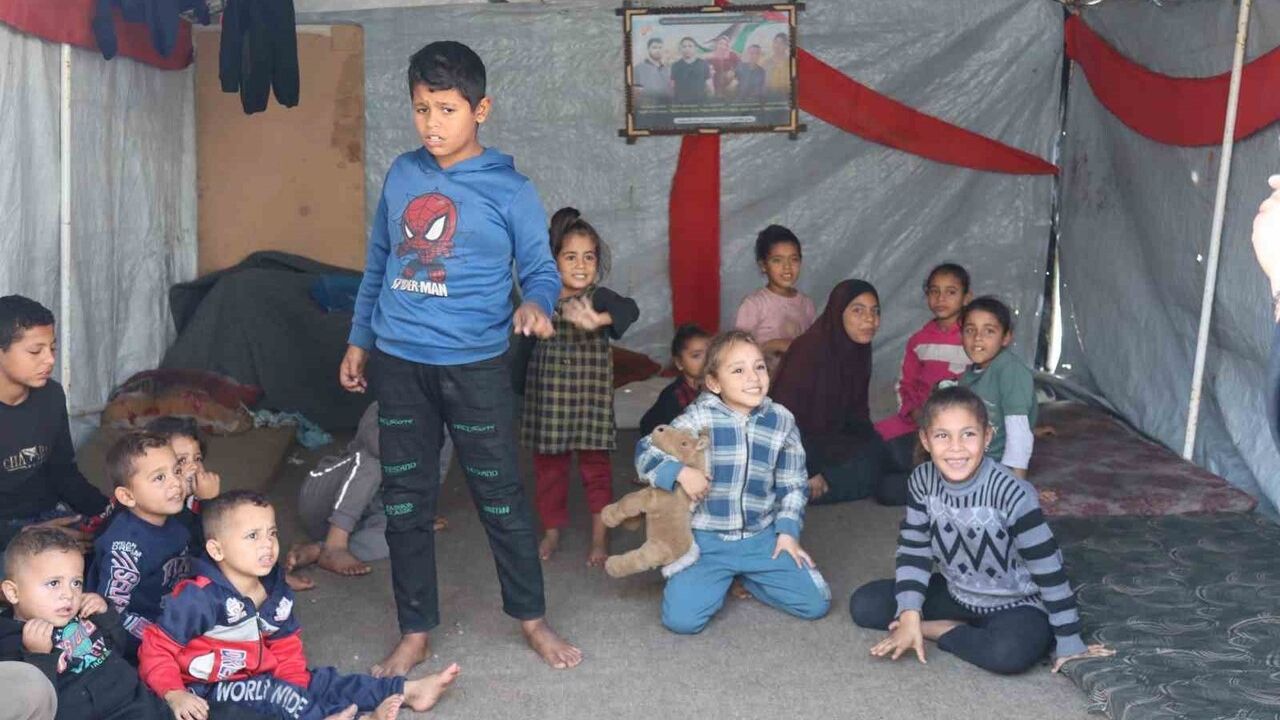 Gazze'de 5 oğlunu kaybeden Reda Alouwa 36 torununa bakıyor