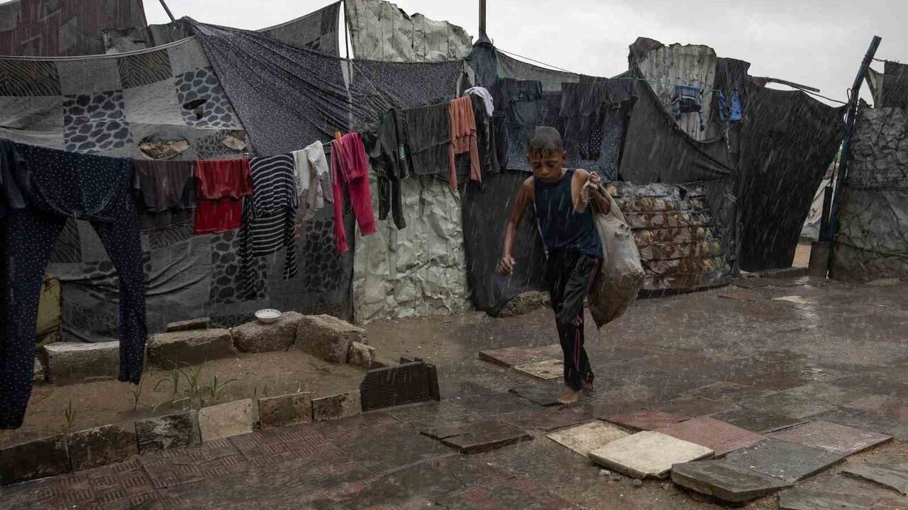 Gazze'de şiddetli yağış çadırları sel altına aldı