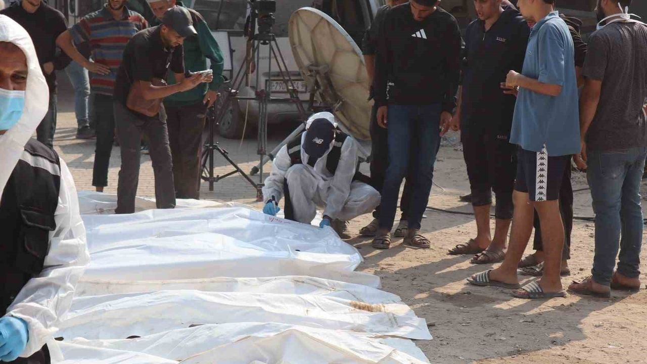 Gazze'de Toplu Defnedilen 35 Cenaze Mezarlardan Çıkarıldı