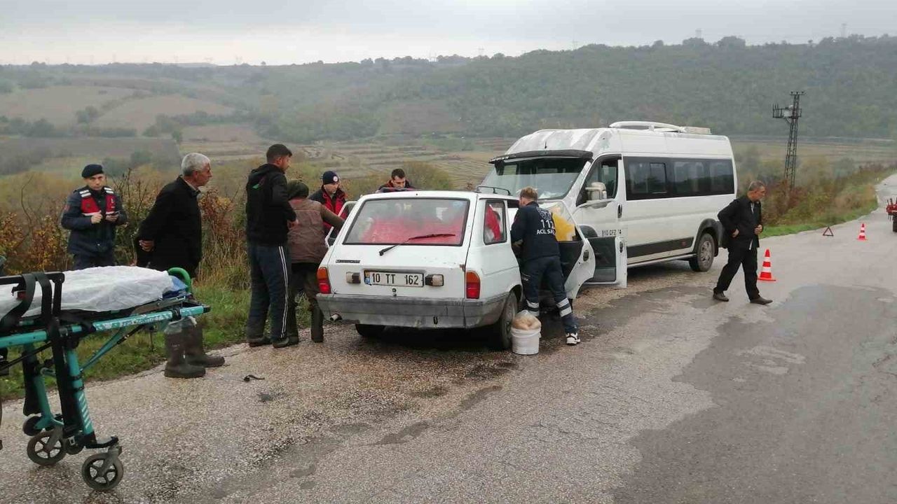 Gebeçınar yolunda trafik kazası: Sürücü itfaiye tarafından kurtarıldı