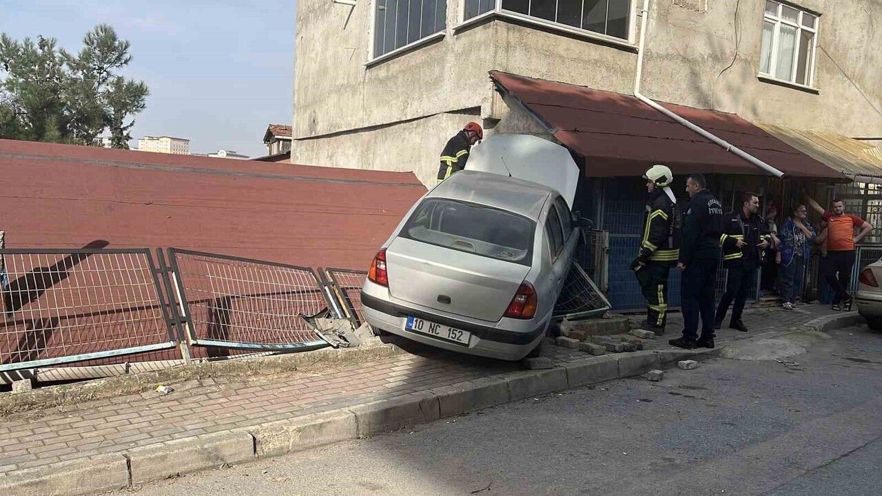 Gebze'de otomobil park halindeki araca çarpıp evin çatısına çıktı