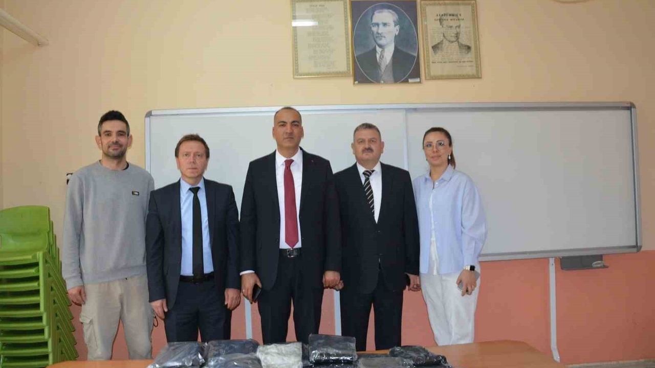 Gediz Halk Eğitimi Merkezi’nden öğrenciler için el emeği kış yardımı