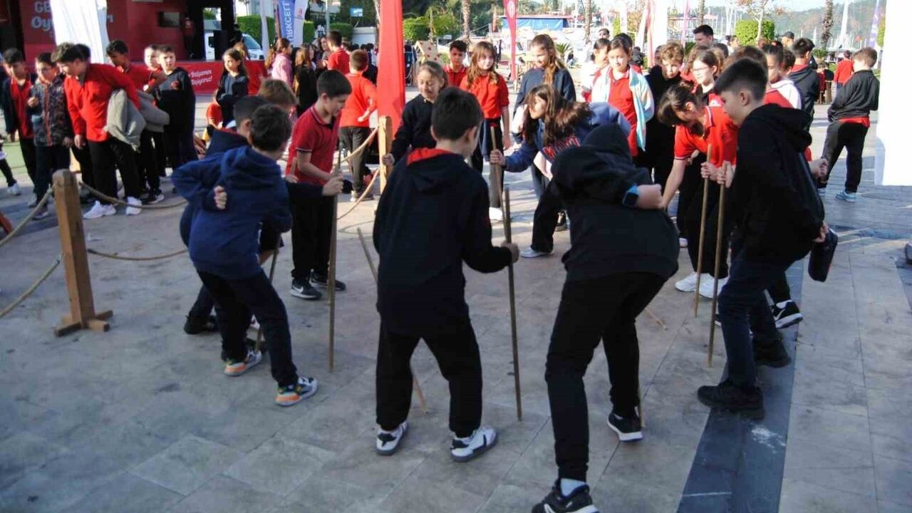 Geleneksel Oyunlar Tırı Fethiye'de öğrencilerle buluştu